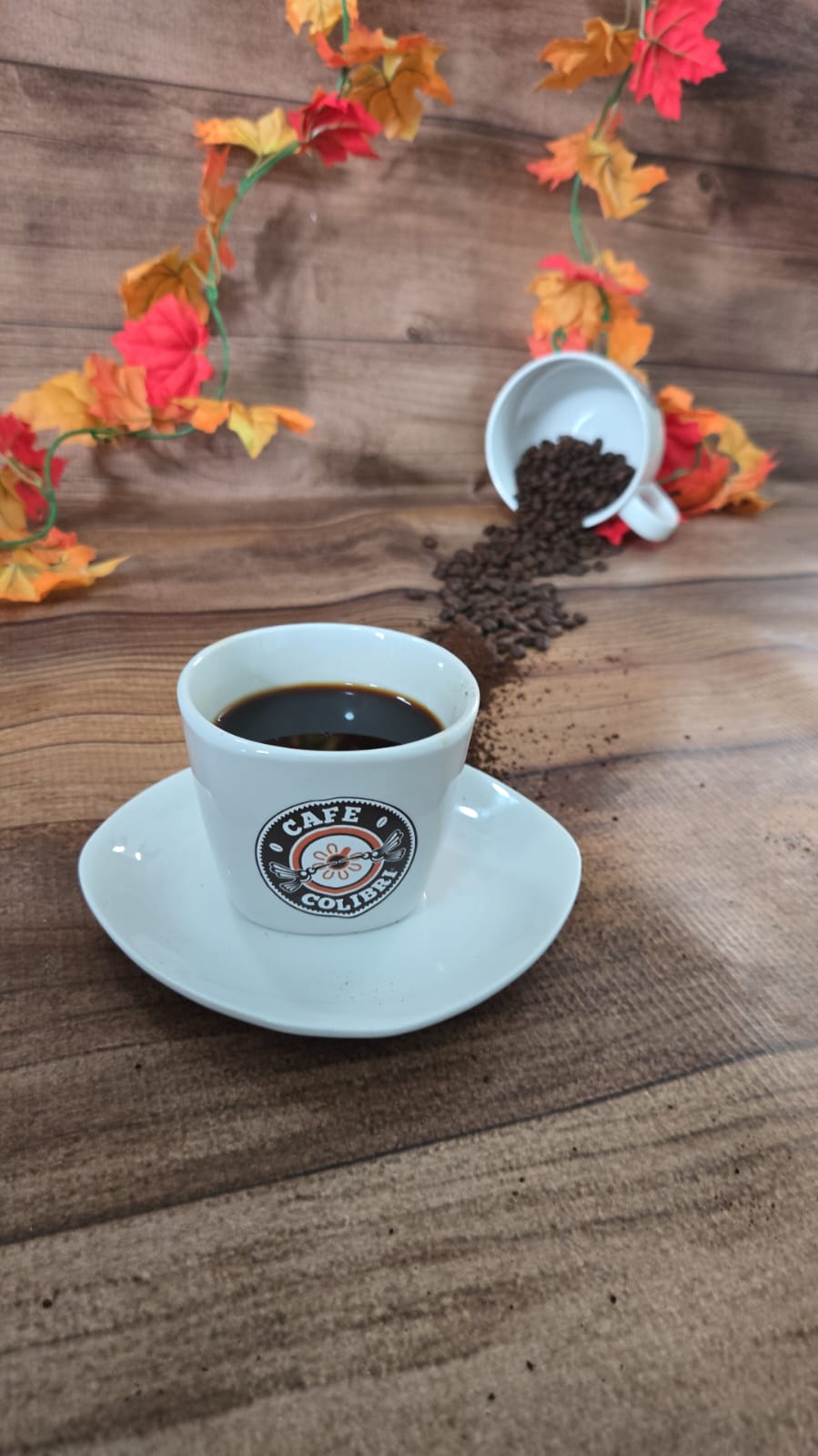 Taza de café de Café Colibrí sobre una mesa de madera